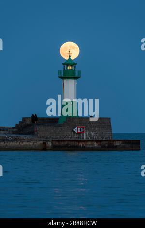 Faro di Sassnitz con luna piena, città portuale di Sassnitz, isola di Ruegen, Meclemburgo-Pomerania occidentale, Germania Foto Stock