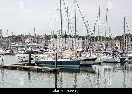 Plymouth Sutton Harbour, bacino interno, yacht a riposo in un rifugio sicuro. Da North Quay guardando verso sud-ovest. I colori pastello freschi aggiungono calma. Foto Stock