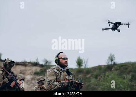 Operatore drone ucraino che fa il suo lavoro Foto Stock