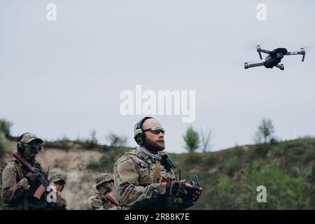 Operatore drone ucraino che fa Air Intelligence Foto Stock