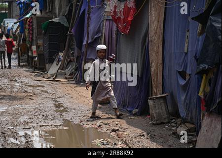 Nuova Delhi, Delhi, India. 20th giugno, 2023. Un ragazzo della comunità di Rohingya cammina per una strada fangosa causata dalle piogge in un campo profughi di Rohingya nella Giornata Mondiale del Rifugiato, a Nuova Delhi, in India, il 20 giugno 2023. (Credit Image: © Kabir Jhangiani/ZUMA Press Wire) SOLO PER USO EDITORIALE! Non per USO commerciale! Foto Stock