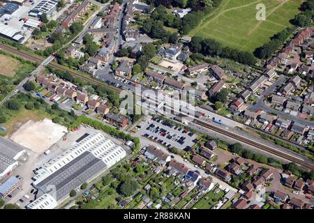 Vista aerea della stazione ferroviaria di Brough e della zona circostante, con i due parcheggi dell'East Yorkshire Foto Stock
