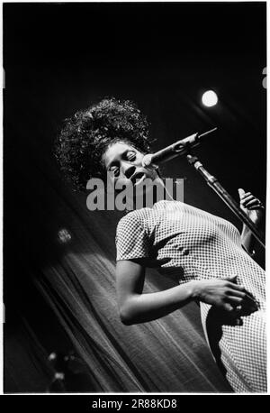 HEATHER SMALL, MPEOPLE, 1994: A Young Heather Small of MPeople (M People) Playing live at the Newport Centre, Wales, marzo 1994. La band era in tour con il singolo "Renaissance", che fu l'ultimo singolo estratto dal loro album "Elegant Slumming" che vinse il Mercury Prize 1994. Fotografia: Rob Watkins Foto Stock