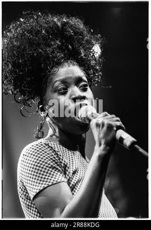 HEATHER SMALL, MPEOPLE, 1994: A Young Heather Small of MPeople (M People) Playing live at the Newport Centre, Wales, marzo 1994. La band era in tour con il singolo "Renaissance", che fu l'ultimo singolo estratto dal loro album "Elegant Slumming" che vinse il Mercury Prize 1994. Fotografia: Rob Watkins Foto Stock