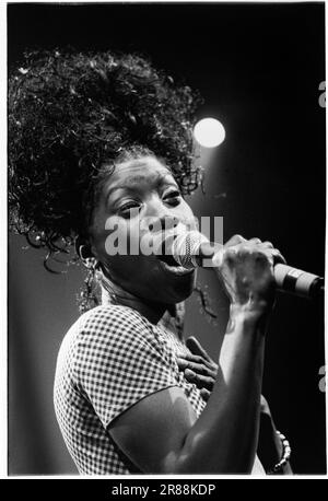 HEATHER SMALL, MPEOPLE, 1994: A Young Heather Small of MPeople (M People) Playing live at the Newport Centre, Wales, marzo 1994. La band era in tour con il singolo "Renaissance", che fu l'ultimo singolo estratto dal loro album "Elegant Slumming" che vinse il Mercury Prize 1994. Fotografia: Rob Watkins Foto Stock