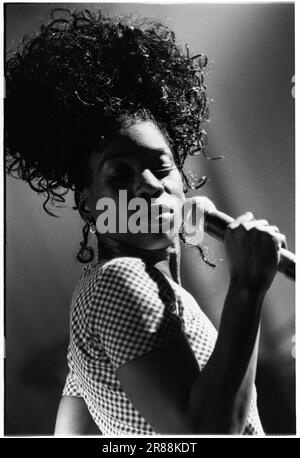 HEATHER SMALL, MPEOPLE, 1994: A Young Heather Small of MPeople (M People) Playing live at the Newport Centre, Wales, marzo 1994. La band era in tour con il singolo "Renaissance", che fu l'ultimo singolo estratto dal loro album "Elegant Slumming" che vinse il Mercury Prize 1994. Fotografia: Rob Watkins Foto Stock