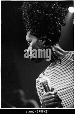 HEATHER SMALL, MPEOPLE, 1994: A Young Heather Small of MPeople (M People) Playing live at the Newport Centre, Wales, marzo 1994. La band era in tour con il singolo "Renaissance", che fu l'ultimo singolo estratto dal loro album "Elegant Slumming" che vinse il Mercury Prize 1994. Fotografia: Rob Watkins Foto Stock