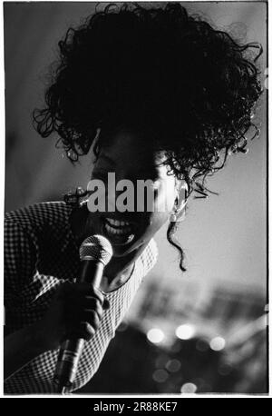 HEATHER SMALL, MPEOPLE, 1994: A Young Heather Small of MPeople (M People) Playing live at the Newport Centre, Wales, marzo 1994. La band era in tour con il singolo "Renaissance", che fu l'ultimo singolo estratto dal loro album "Elegant Slumming" che vinse il Mercury Prize 1994. Fotografia: Rob Watkins Foto Stock