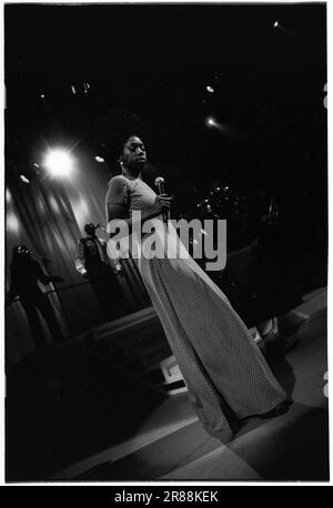 HEATHER SMALL, MPEOPLE, 1994: A Young Heather Small of MPeople (M People) Playing live at the Newport Centre, Wales, marzo 1994. La band era in tour con il singolo "Renaissance", che fu l'ultimo singolo estratto dal loro album "Elegant Slumming" che vinse il Mercury Prize 1994. Fotografia: Rob Watkins Foto Stock