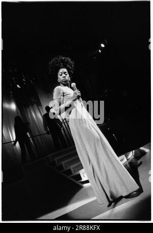 HEATHER SMALL, MPEOPLE, 1994: A Young Heather Small of MPeople (M People) Playing live at the Newport Centre, Wales, marzo 1994. La band era in tour con il singolo "Renaissance", che fu l'ultimo singolo estratto dal loro album "Elegant Slumming" che vinse il Mercury Prize 1994. Fotografia: Rob Watkins Foto Stock