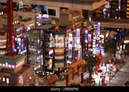 Tokyo - 3 maggio 2023: Mostra della città murata di Kowloon nel Museo in miniatura dei piccoli mondi. Il museo in miniatura di piccoli mondi è il primo museo in miniatura della Foto Stock