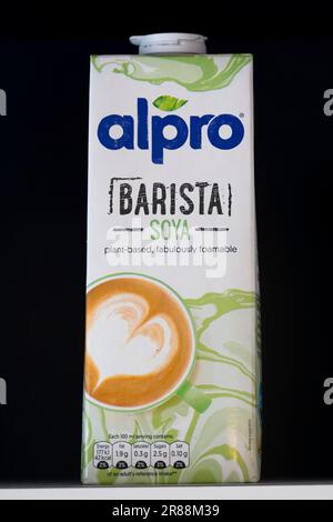 Latte di soia Alpro in vendita in un supermercato. Foto Stock