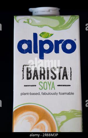 Latte di soia Alpro in vendita in un supermercato. Foto Stock