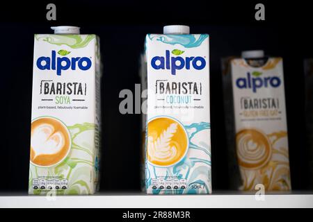 Latte di soia Alpro in vendita in un supermercato. Foto Stock