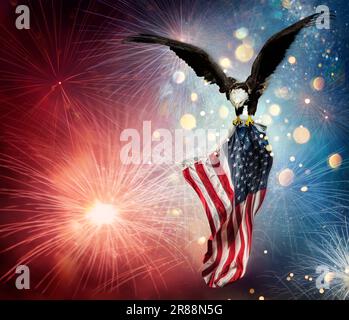 Aquila con American Flyes Flyworks nei fuochi d'artificio con le luci di Bokeh - giorno di Indipendenza Foto Stock