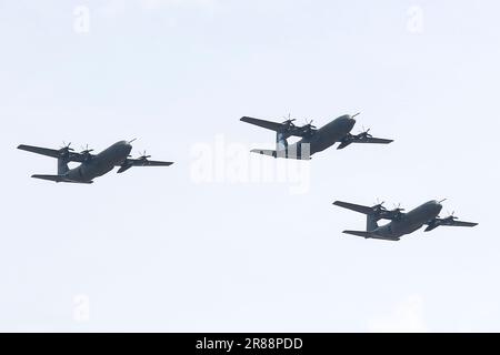 C130 gli aerei Hercules prendono parte al loro ultimo flypast prima del ritiro dalla Royal Air Force durante il Trooping of the Colour flypast sul centro di Londra. Foto Stock