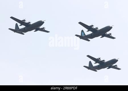 C130 gli aerei Hercules prendono parte al loro ultimo flypast prima del ritiro dalla Royal Air Force durante il Trooping of the Colour flypast sul centro di Londra. Foto Stock