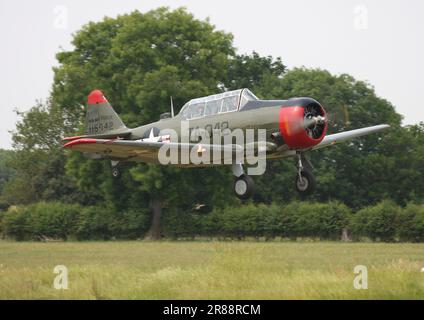 Un AT-6G Texan nordamericano che opera per Aero Legends all'Aerodromo di Headcorn Kent England Foto Stock