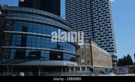 L'ingresso al Croydon College è stato oggi annerito da due nuovi grattacieli modulari: Dieci gradi e l'Enclave Croydon, il più alto edificio modulare Foto Stock