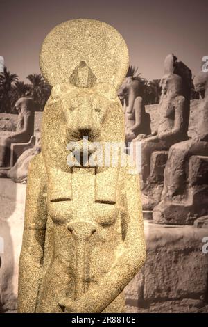 Antica statua della dea egiziana Bastet Foto Stock