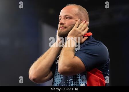 18 giugno 2023, Assia, Francoforte sul meno: Freccette: World Team Championship, quarti di finale: Thibault Tricole (Francia) è inconsolabile dopo la sconfitta contro la Scozia. Foto: Jürgen Kessler/dpa Foto Stock