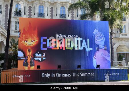 Francia, costa azzurra, Cannes, poster pubblicitario per il film Elemental, questo film d'animazione americano è realizzato da peter Sohn. Foto Stock