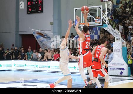 Cremona, Italia. 19th giugno, 2023. Lorenzo penna (Unieuro Forli) durante Guerino Vanoli Basket vs Pallanestro Forli, Campionato Italiano Basket Serie A2 uomini a Cremona, Italia, Giugno 19 2023 Credit: Independent Photo Agency/Alamy Live News Foto Stock