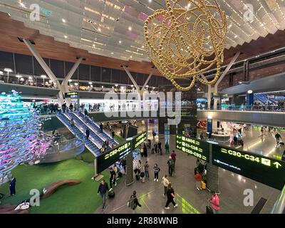Sala partenze dell'aeroporto internazionale di Hamad Foto Stock