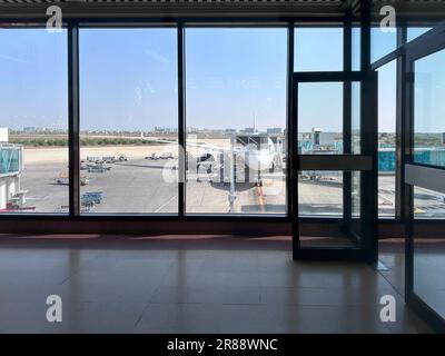 Volo Qatar Airways al terminal dell'aeroporto internazionale di Karachi pronto per il decollo Foto Stock