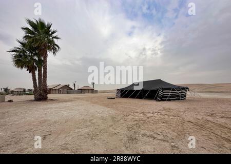 Tradizionale tenda da campeggio Araba Khaima di stile tradizionale del mare interno Arabo Foto Stock