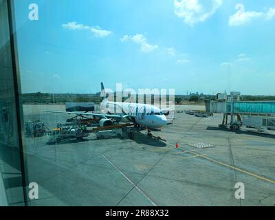 Pakistan International Airline al terminal dell'aeroporto internazionale di Karachi pronto per il decollo Foto Stock