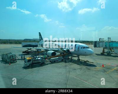 Pakistan International Airline al terminal dell'aeroporto internazionale di Karachi pronto per il decollo Foto Stock