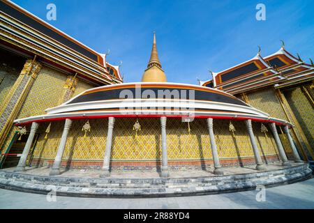 Vista grandangolare del Wat Ratchabophit Sathitmahasimaram Ratchaworawihan con cielo blu chiaro a Bangkok, Thailandia. Foto Stock