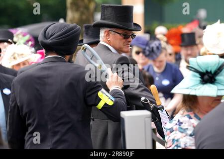 I controlli di sicurezza sono effettuati dall'entrata principale durante il giorno uno del Royal Ascot all'ippodromo di Ascot, Berkshire. Data immagine: Martedì 20 giugno 2023. Foto Stock