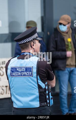 Un ufficiale di polizia del Devon e della Cornovaglia in servizio mentre i manifestanti si riuniscono fuori dall'hotel di Beresford a sostegno dei richiedenti asilo a Newquay in Cornovaglia nel Th Foto Stock