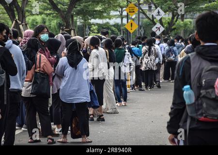Bandung, Giava Occidentale, Indonesia. Giugno 20, 2023. Migliaia di persone in cerca di lavoro si allineano alla fiera del lavoro. Secondo Andri, responsabile dell'ufficio Manpower della città di Bandung, la disoccupazione aperta nella città di Bandung ha raggiunto 137.000 persone o il 9,5 per cento. L'evento, organizzato dall'ufficio Manpower di Bandung City, ha visto la partecipazione di migliaia di persone in cerca di lavoro. Credit: Dimas Rachmatsyah/Alamy Live News Foto Stock