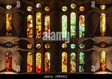 Un'imponente cattedrale decorata con elaborate vetrate colorate in colori vivaci Foto Stock