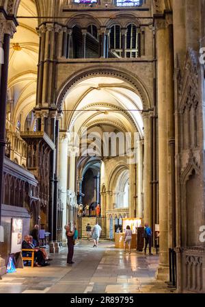 Canterbury , Kent , Inghilterra UK - turisti che visitano la Cattedrale di Canterbury Foto Stock