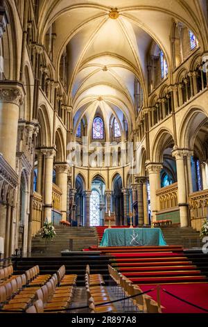 Canterbury , Kent , Inghilterra UK - turisti che visitano la Cattedrale di Canterbury Foto Stock