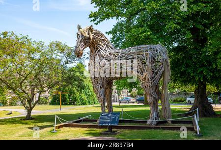 Canterbury , Kent , Inghilterra UK - Poppy la scultura del cavallo di guerra di Canterbury al di fuori della cattedrale di Canterbury creata da studenti e personale della scuola di arti visive di Canterbury commemorano il centenario della fine della prima guerra mondiale, Foto Stock