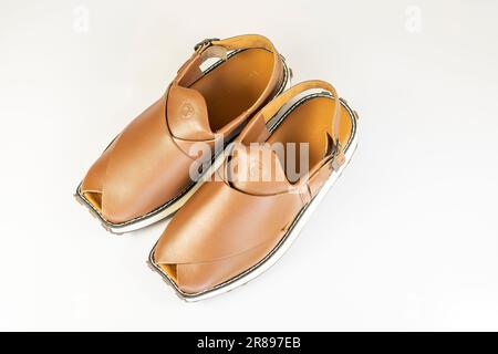 Zalmi Crocs Hush Puppies saplay o Peshwari chappall isolati su sfondo bianco Foto Stock