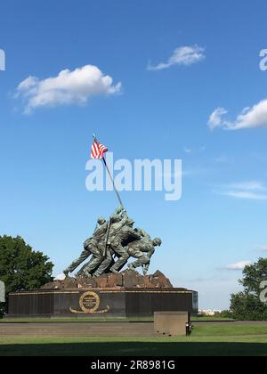 A Rosslyn, Virginia, viene presentato un monumento commemorativo alla guerra del corpo dei Marine degli Stati Uniti, con una statua in bronzo dell'iconica bandiera che si alza su Iwo Jima Foto Stock