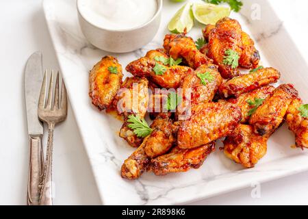 Ali di pollo al forno con salsa immersiva foto ad angolo elevato Foto Stock
