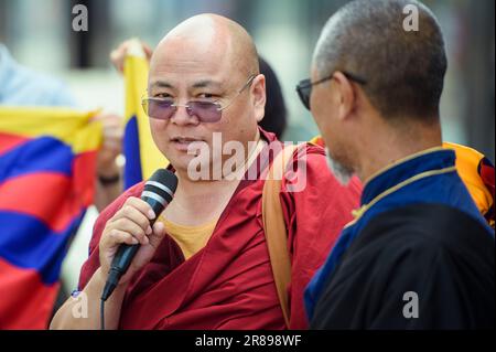 Amburgo, Germania. 20th giugno, 2023. Golog Jigme Gyatso (l), attivista per i diritti umani e regista, parla come parte di una protesta da parte di attori tibetani contro i crimini per i diritti umani in Tibet di fronte a una filiale della Banca della Cina a Rathausmarkt. Credit: Gregor Fischer/dpa/Alamy Live News Foto Stock