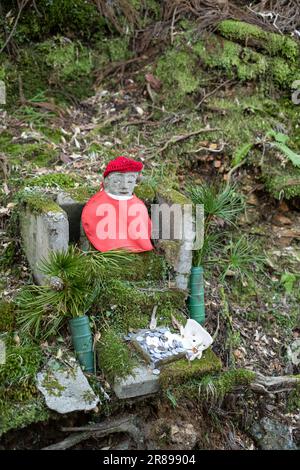 Ojizo-sama indossando un cappello e un bavaglino rosso per tenerlo caldo, il cimitero di Okunoin, Koyasan, Giappone. Foto Stock