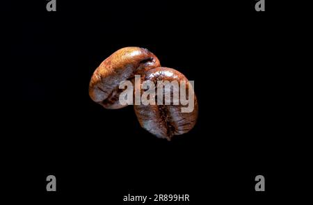 Immagine di due chicchi di caffè catturati da un fotografo Foto Stock