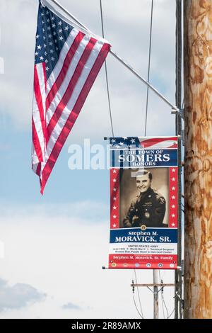 Dal Somers del 2023, New York Military Tribute Banner Program un tributo a un soldato locale che prestò servizio nella seconda guerra mondiale Foto Stock