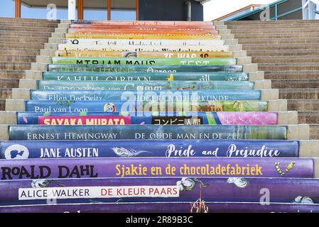 Den Helder, Paesi Bassi. 8 maggio 2023. La scala colorata per la biblioteca di Den Helder. Foto di alta qualità Foto Stock