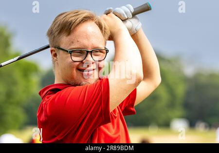 Bad Saarow, Germania. 20th giugno, 2023. Sport per disabili: Giochi olimpici speciali, Giochi del mondo, golf, preparazione al campo pratica del Bad Saarow Golf Club. Paul Kögler del Team Germany si sta riscaldando. Credit: Andreas Gora/dpa/Alamy Live News Foto Stock