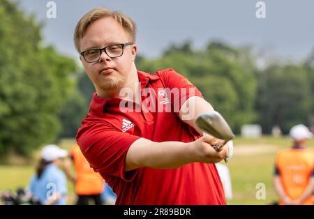 Bad Saarow, Germania. 20th giugno, 2023. Sport per disabili: Giochi olimpici speciali, Giochi del mondo, golf, preparazione al campo pratica del Bad Saarow Golf Club. Paul Kögler del Team Germany si sta riscaldando. Credit: Andreas Gora/dpa/Alamy Live News Foto Stock